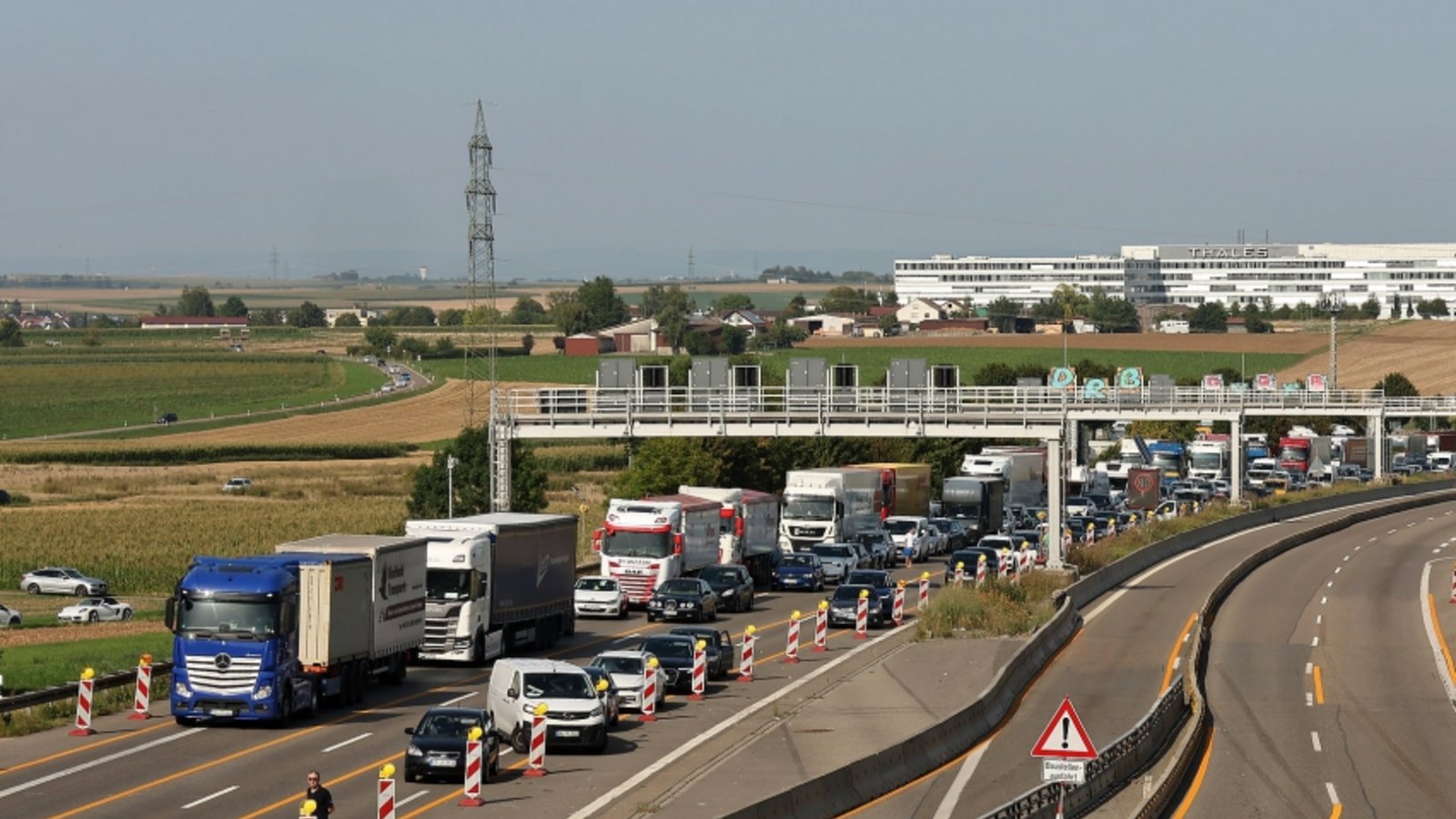 Nichts geht mehr: Auf der Autobahn staut sich der Verkehr vor dem gesperrten Engelbergtunnel. Foto: KS-Images.de/Andreas Rometsch Nichts geht mehr: Auf der Autobahn staut sich der Verkehr vor dem gesperrten Engelbergtunnel. Foto: KS-Images.de/Andreas Rometsch
