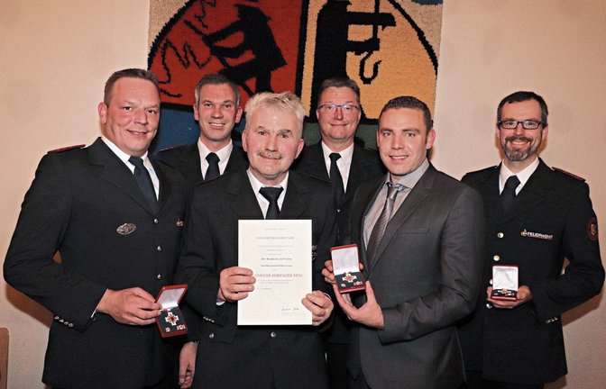 Die Geehrten der Feuerwehr Oberriexingen auf einen Blick (von links): Markus Buck, Tobias Grieble, Rolf Grieble, Markus Müller, Bürgermeister Frank Wittendorfer sowie Steffen Jauß.  Fotos: Gergen