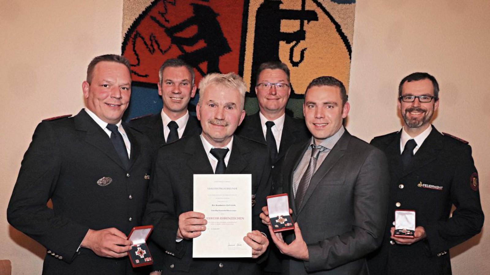 Die Geehrten der Feuerwehr Oberriexingen auf einen Blick (von links): Markus Buck, Tobias Grieble, Rolf Grieble, Markus Müller, Bürgermeister Frank Wittendorfer sowie Steffen Jauß. Fotos: Gergen Die Geehrten der Feuerwehr Oberriexingen auf einen Blick (von links): Markus Buck, Tobias Grieble, Rolf Grieble, Markus Müller, Bürgermeister Frank Wittendorfer sowie Steffen Jauß. Fotos: Gergen