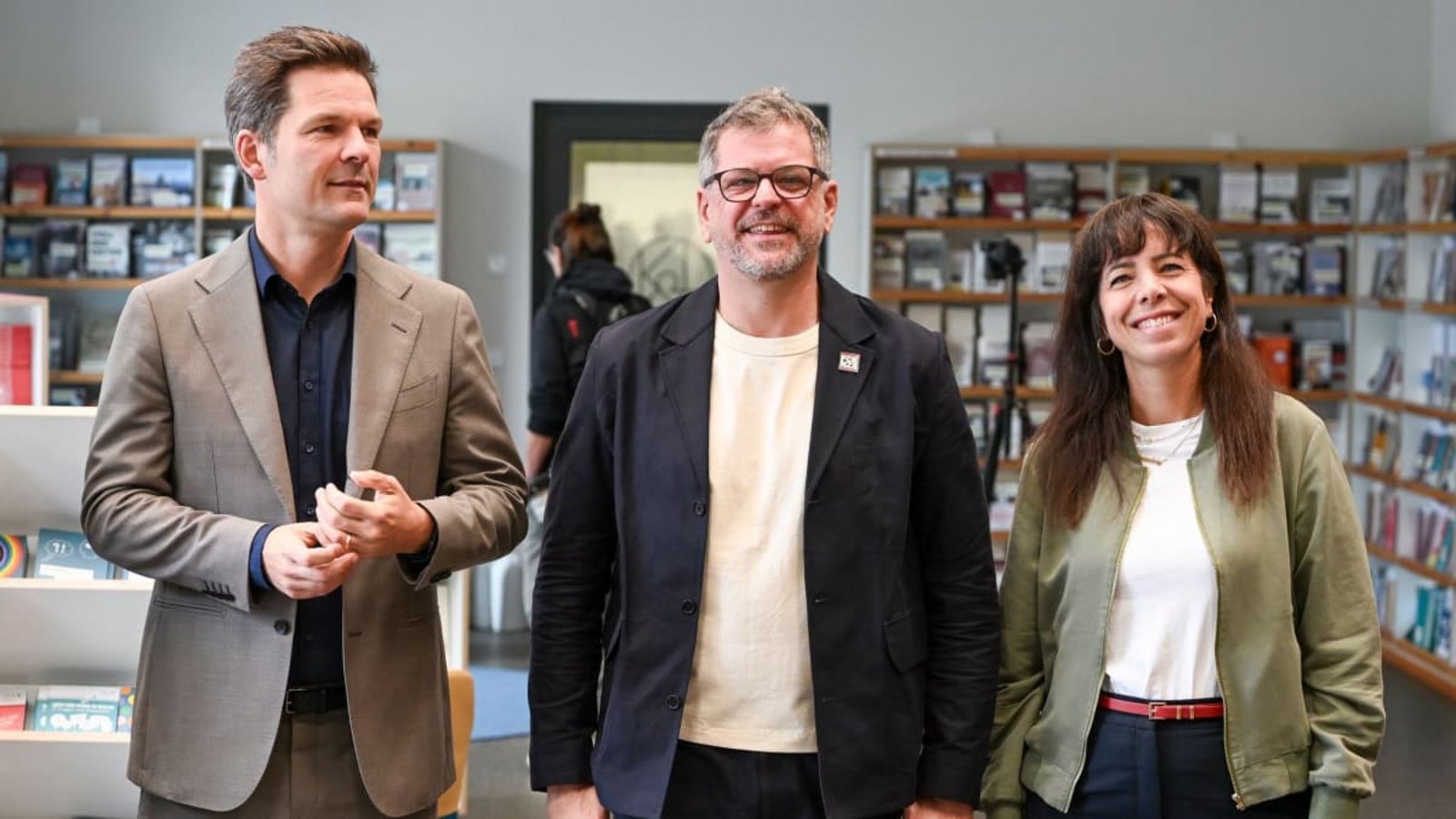 Zunächst treffen Steffen Krach (SPD, l.) und Werner Graf (Grüne) nur zu Vorgesprächen mit der Linken, bei denen es um die Frage gehen soll, wie deren Spitzenkandidatin Elif Eralp gegen Antisemitismus in ihrem Verband vorgehen will.Jens Kalaene/dpa Zunächst treffen Steffen Krach (SPD, l.) und Werner Graf (Grüne) nur zu Vorgesprächen mit der Linken, bei denen es um die Frage gehen soll, wie deren Spitzenkandidatin Elif Eralp gegen Antisemitismus in ihrem Verband vorgehen will.Jens Kalaene/dpa