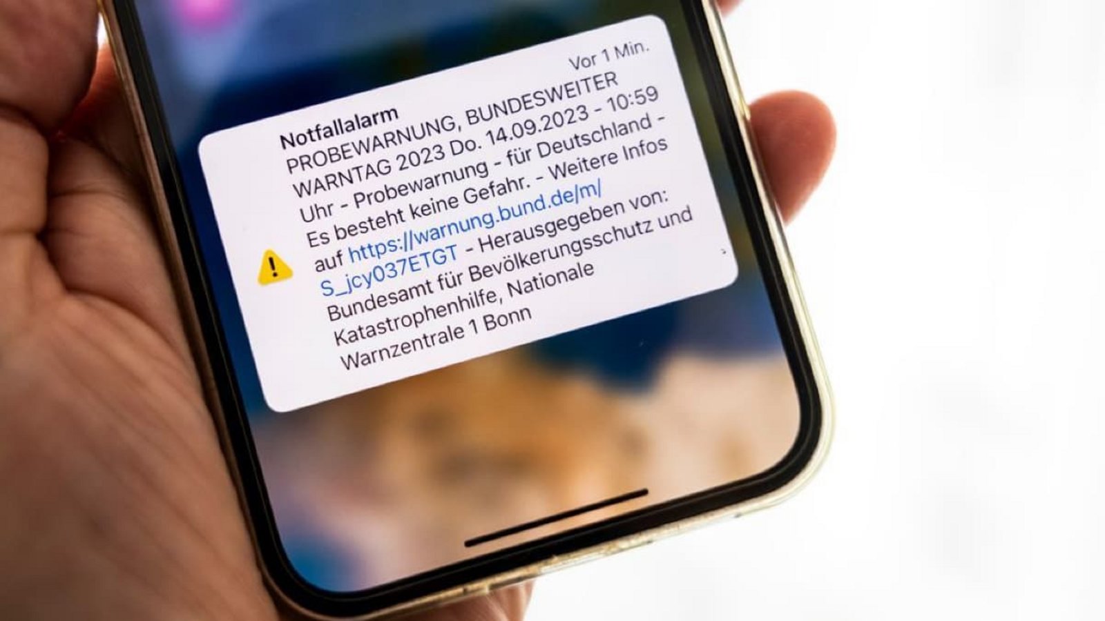 Der Probealarm wird auf einem Smartphone im Rahmen des Warntags zum Test der Warnsysteme angezeigt. Mit dem bundesweiten Warntag will die Behörde herausfinden, wie viele Menschen eine Warnung vor Gefahren im Ernstfall erreichen würde.Thomas Banneyer/dpa Der Probealarm wird auf einem Smartphone im Rahmen des Warntags zum Test der Warnsysteme angezeigt. Mit dem bundesweiten Warntag will die Behörde herausfinden, wie viele Menschen eine Warnung vor Gefahren im Ernstfall erreichen würde.Thomas Banneyer/dpa