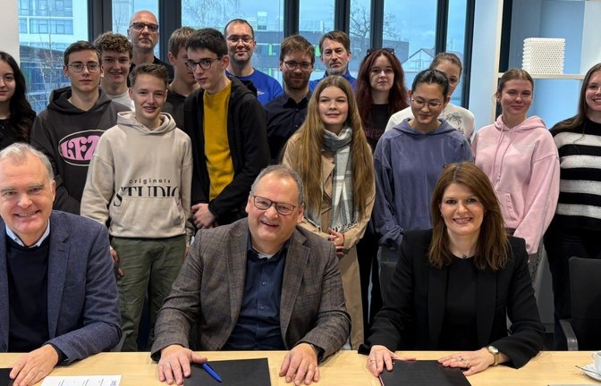 Vertreter der Schule und des Unternehmens unterzeichnen den Vertrag. <span class='image-autor'>Foto: p</span>