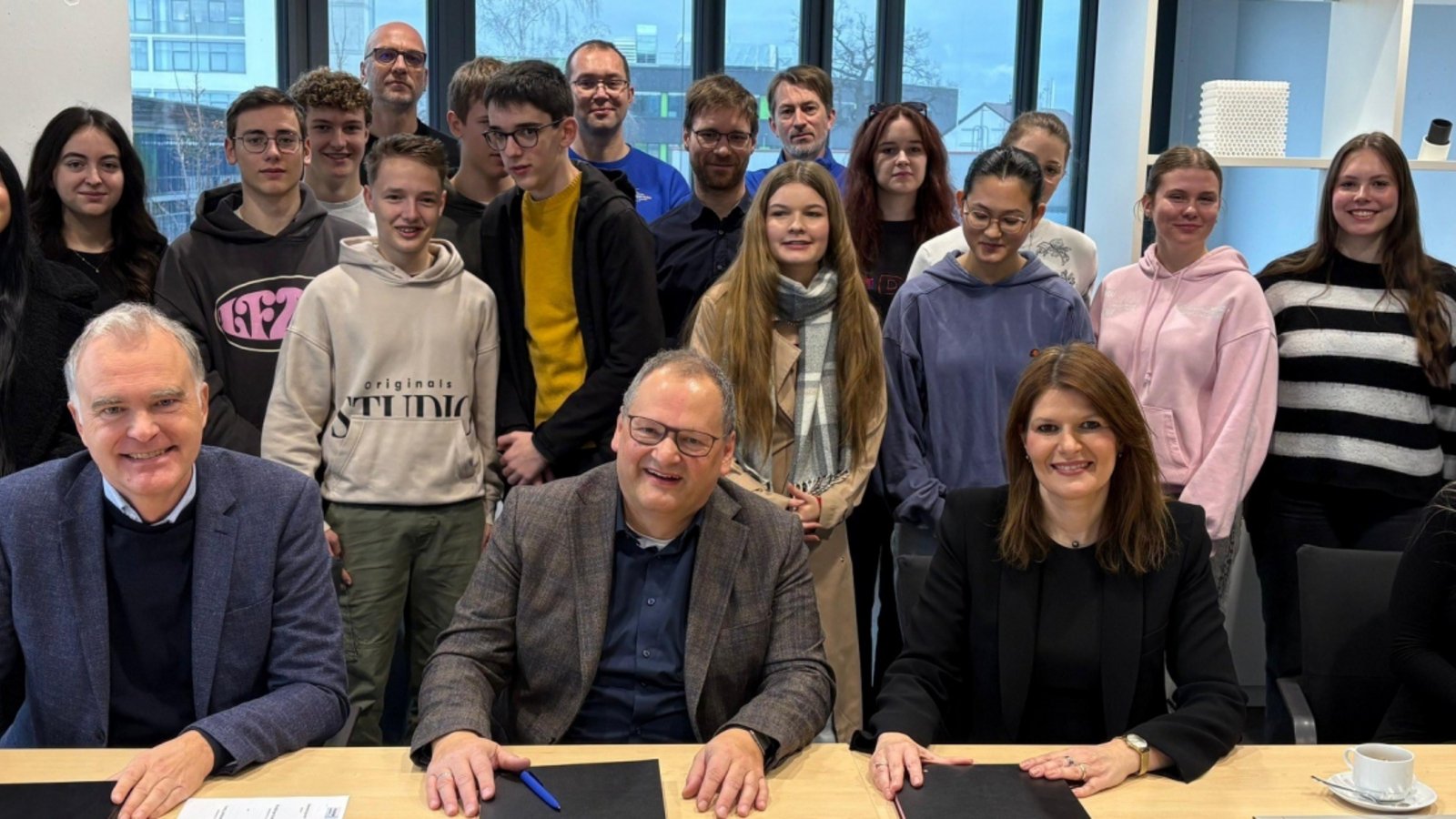 Vertreter der Schule und des Unternehmens unterzeichnen den Vertrag. Foto: p Vertreter der Schule und des Unternehmens unterzeichnen den Vertrag. Foto: p