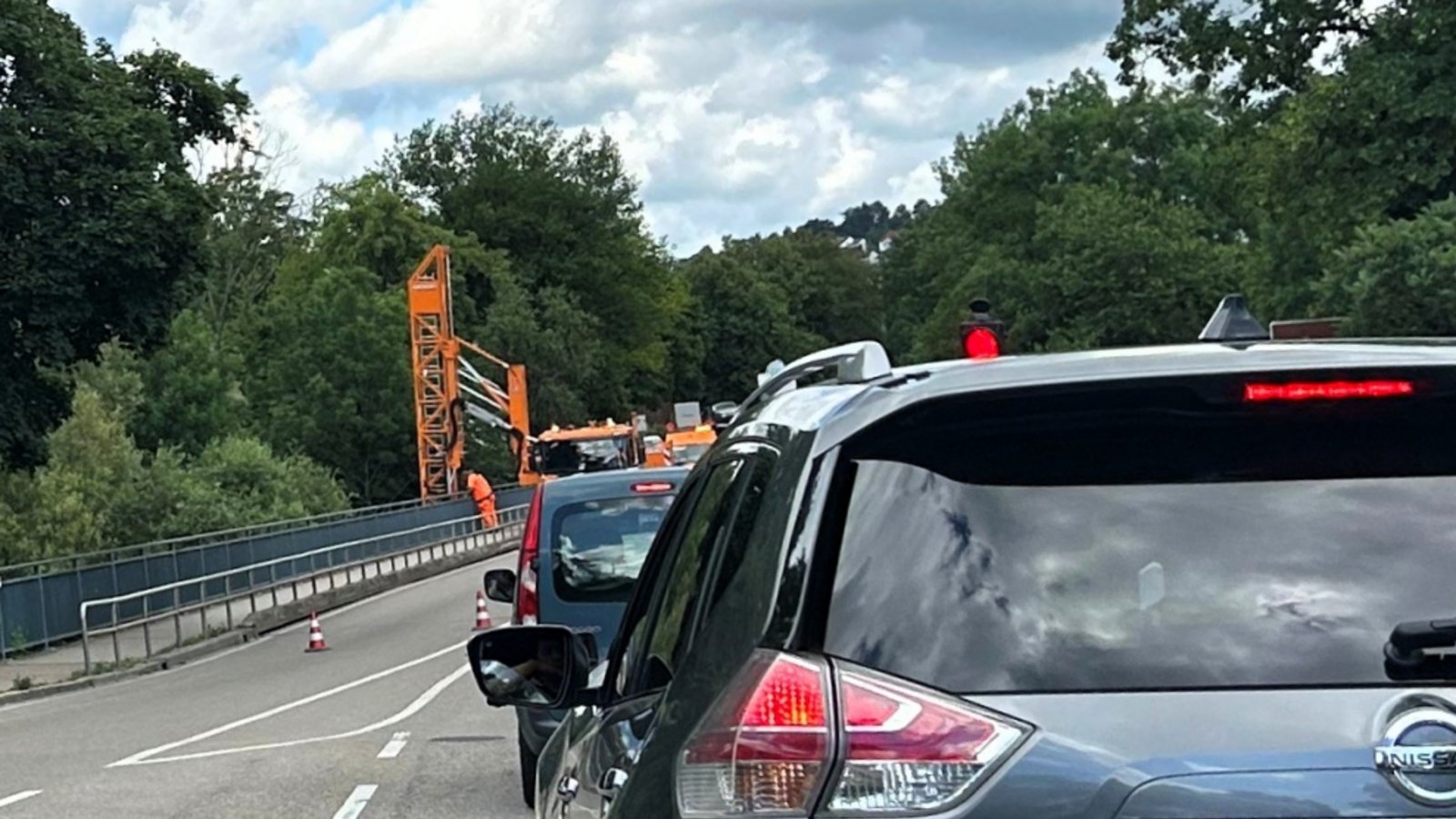 Baustelle wegen Brückeprüfung auf der B10. Foto: Mross
