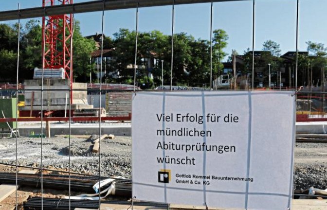 Wenn das mündliche Abitur im Friedrich-Abel-Gymnasium in Vaihingen stattfindet, dann ruht die Baustelle für die Sporthalle nebenan. Dazu gibt es noch die herzlichen Glückwünsche von der Baufirma. Foto: Bögel