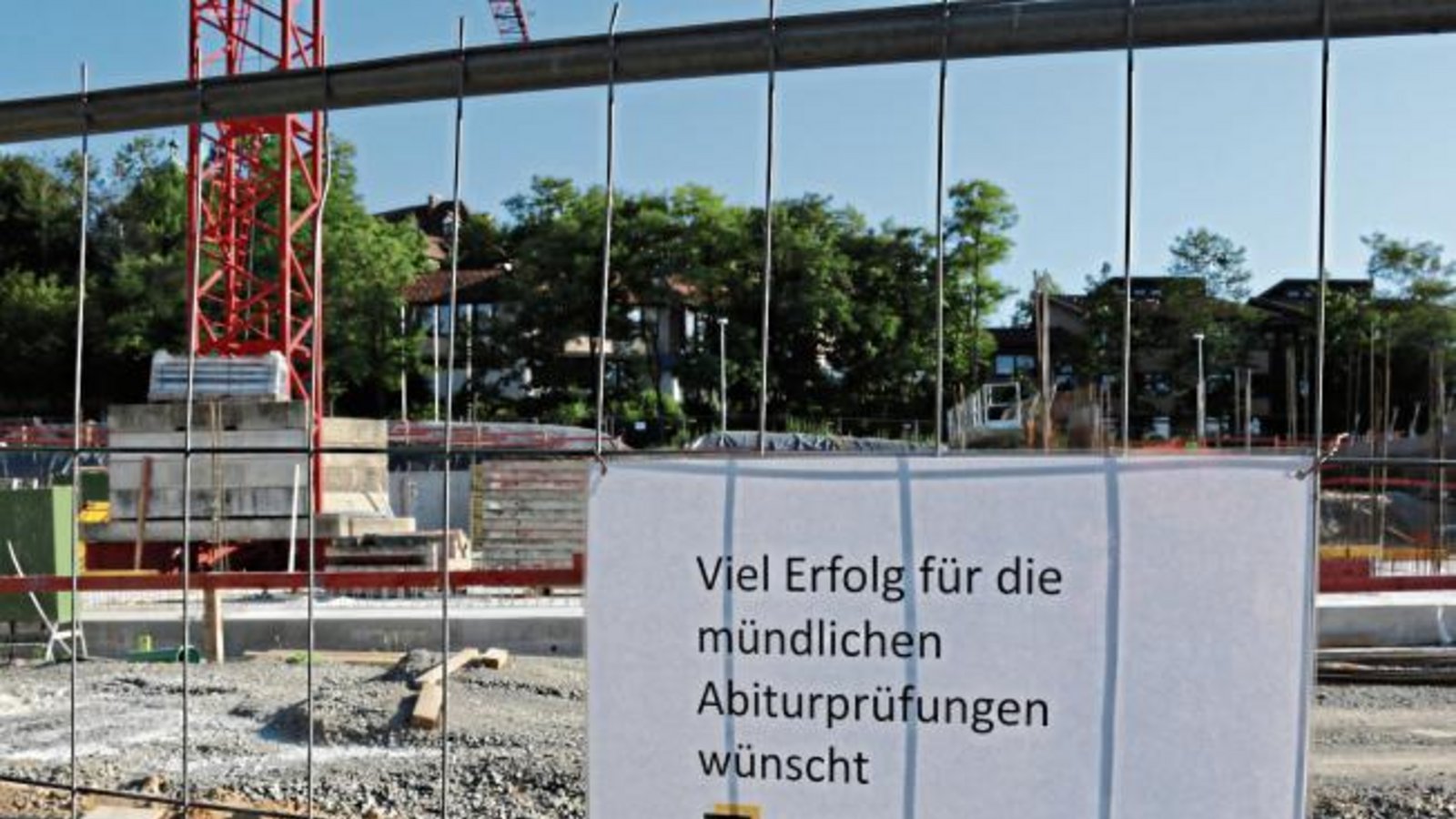 Wenn das mündliche Abitur im Friedrich-Abel-Gymnasium in Vaihingen stattfindet, dann ruht die Baustelle für die Sporthalle nebenan. Dazu gibt es noch die herzlichen Glückwünsche von der Baufirma. Foto: Bögel Wenn das mündliche Abitur im Friedrich-Abel-Gymnasium in Vaihingen stattfindet, dann ruht die Baustelle für die Sporthalle nebenan. Dazu gibt es noch die herzlichen Glückwünsche von der Baufirma. Foto: Bögel