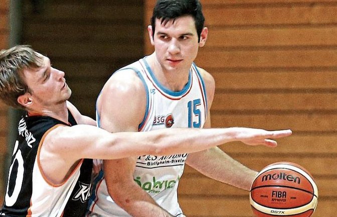 Lennard Schurr (rechts) ist Topscorer der BSG Vaihingen/Sachsenheim. Er hat 125 Punkte aus zehn Spielen zur Bilanz des Tabellenletzten beigetragen. Foto: Küppers