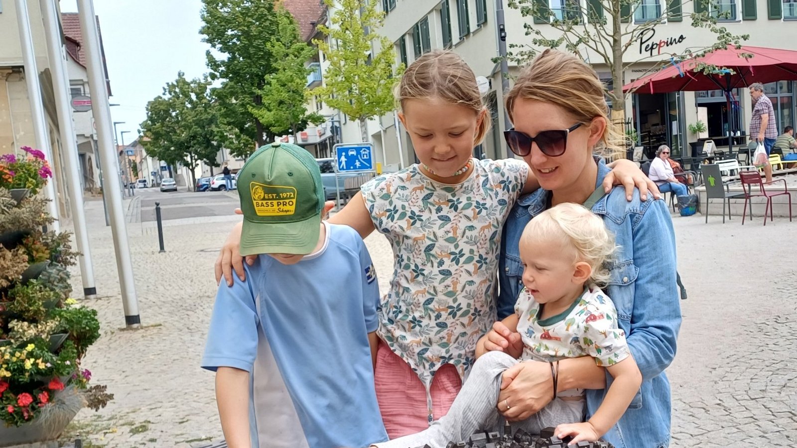 Johanna Weber und ihre Kinder beim Abstecher zum Stadtmodell. Fotos: Rücker