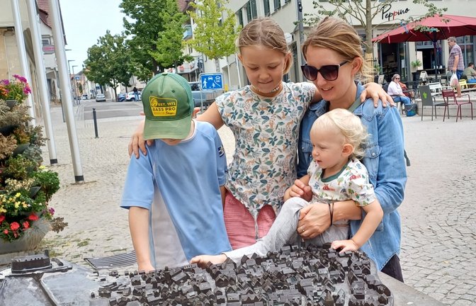 Johanna Weber und ihre Kinder beim Abstecher zum Stadtmodell. <span class='image-autor'>Fotos: Rücker</span>
