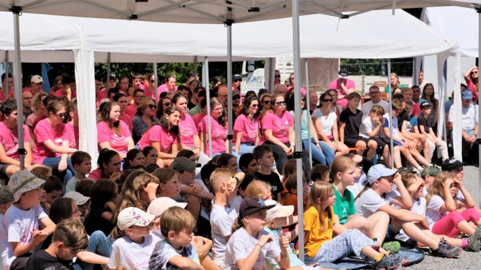 145 Kinder und rund 65 Mitarbeitende feiern den runden Geburtstag des Waldheims.
