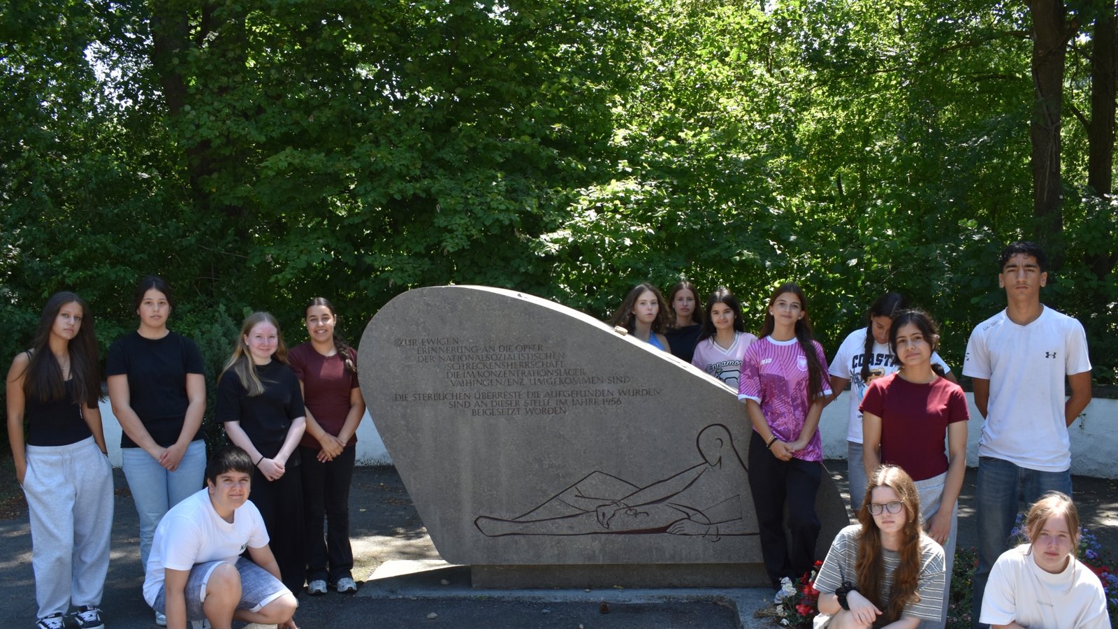 Ein Besuch, der zum Nachdenken anregt: die Schülerinnen und Schüler der Klasse 7c der Ferdinand-Steinbeis-Realschule auf dem Vaihinger KZ-Friedhof.  Foto: p
