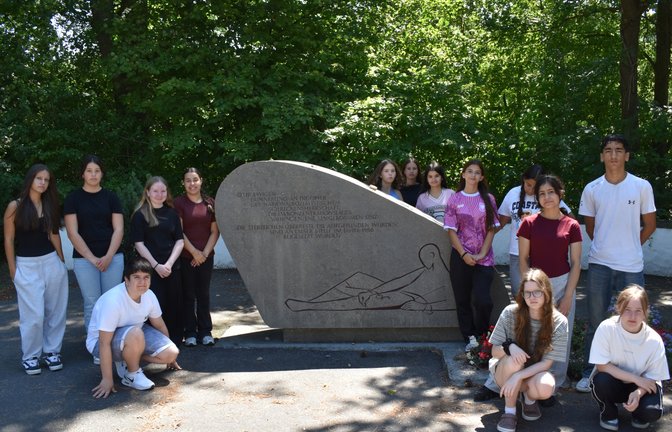 Ein Besuch, der zum Nachdenken anregt: die Schülerinnen und Schüler der Klasse 7c der Ferdinand-Steinbeis-Realschule auf dem Vaihinger KZ-Friedhof.  <span class='image-autor'>Foto: p</span>