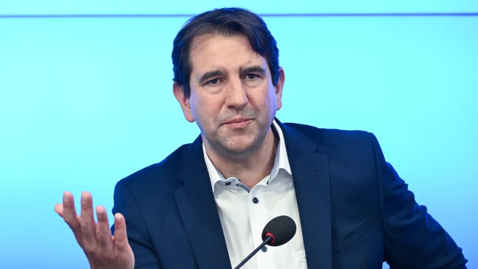 Andreas Jung (CDU), Kultusminister in Baden-Württemberg, präsentiert das kostenlose Mittagessen bei einer Landespressekonferenz im Landtag zwar als wichtige Maßnahme – bleibt bei der Finanzierung jedoch sehr vage.Bernd Weißbrod/dpa Andreas Jung (CDU), Kultusminister in Baden-Württemberg, präsentiert das kostenlose Mittagessen bei einer Landespressekonferenz im Landtag zwar als wichtige Maßnahme – bleibt bei der Finanzierung jedoch sehr vage.Bernd Weißbrod/dpa