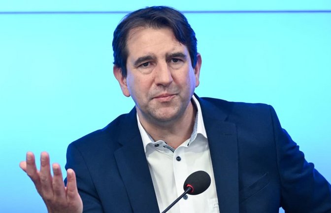 Andreas Jung (CDU), Kultusminister in Baden-Württemberg, präsentiert das kostenlose Mittagessen bei einer Landespressekonferenz im Landtag zwar als wichtige Maßnahme – bleibt bei der Finanzierung jedoch sehr vage.<span class='image-autor'>Bernd Weißbrod/dpa</span>
