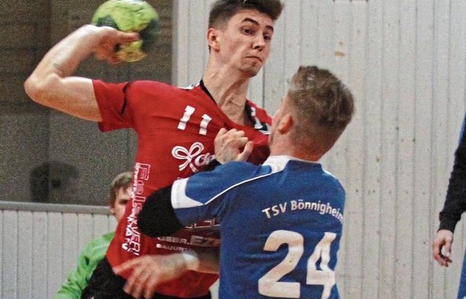 Roland Joza (links) und die Handballer des HC Metter-Enz sind von den Spielern des TSV Asperg II überhart angegangen worden. Foto: Archiv/Nachreiner