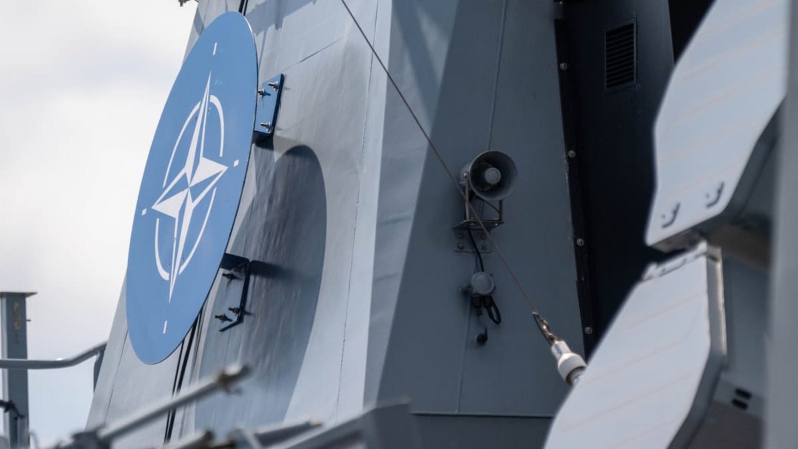 Ermittlungsbehörden in mehreren Ländern ermitteln wegen des Verdachts der Bestechung und des Rechnungsbetrugs bei Dienstleistungen für Nato‑Militärschiffe (Symbolfoto).Stefan Sauer/dpa