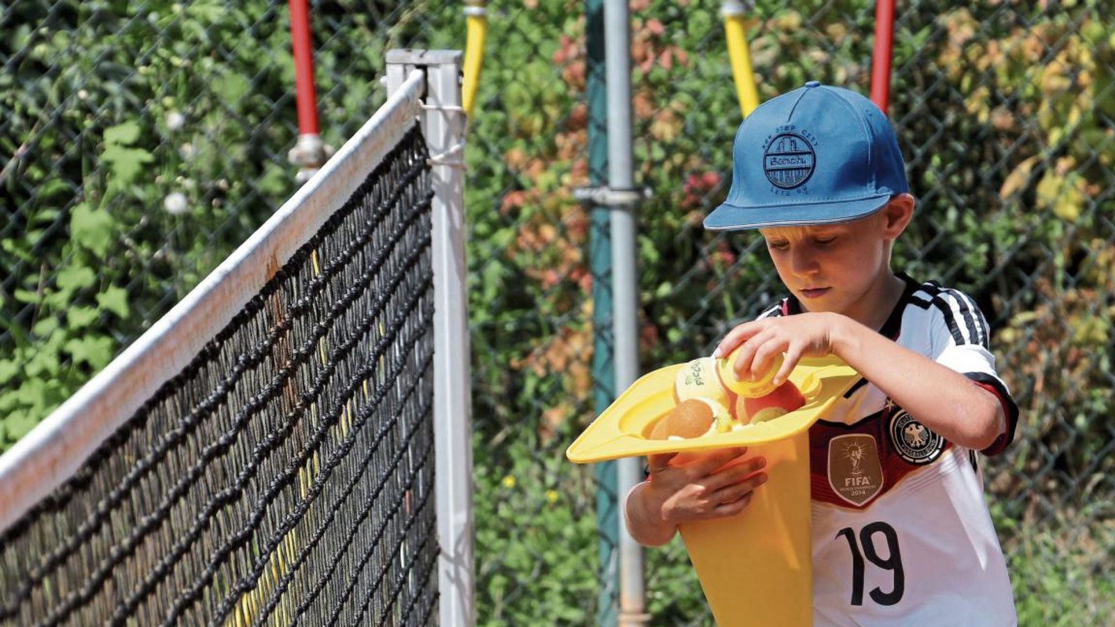 Bälle einsammeln ist beim Tenniscamp so selbstverständlich wie der Umgang mit dem Schläger. Anschließend gibt Obst frische Kraft.   Foto: Küppers
