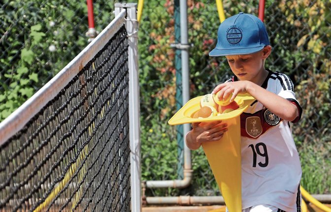 Bälle einsammeln ist beim Tenniscamp so selbstverständlich wie der Umgang mit dem Schläger. Anschließend gibt Obst frische Kraft.   Foto: Küppers