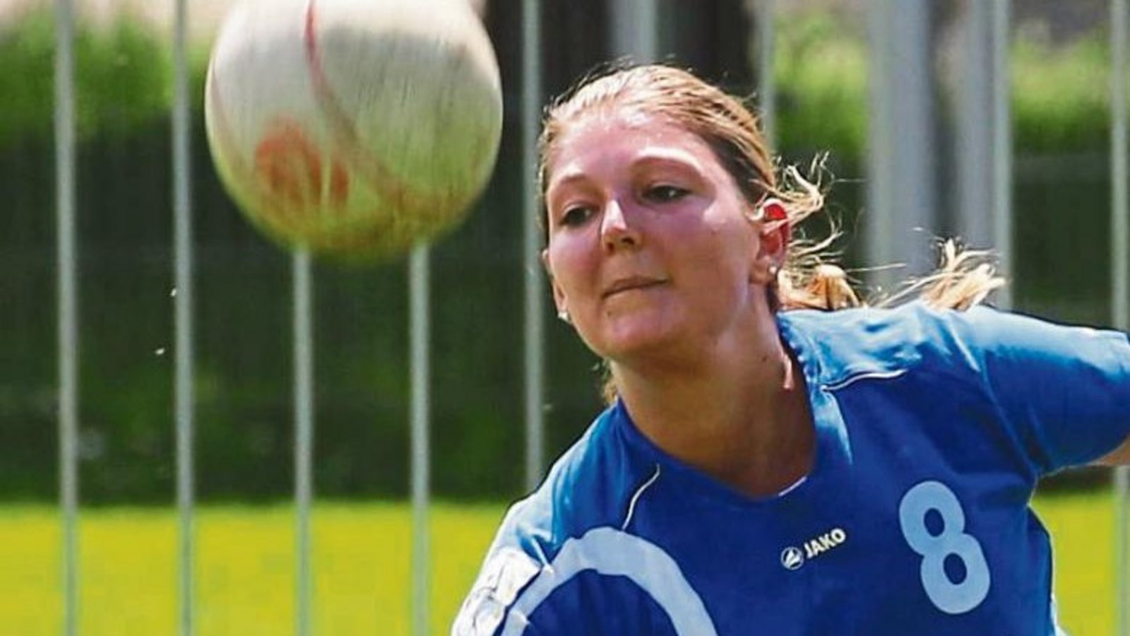Stefanie Späth gehört zu den festen Größen bei den Vaihinger Faustballerinnen. Sie müssen kurz vor Saisonbeginn die Positionen auf dem Spielfeld neu vergeben. Foto: Küppers Stefanie Späth gehört zu den festen Größen bei den Vaihinger Faustballerinnen. Sie müssen kurz vor Saisonbeginn die Positionen auf dem Spielfeld neu vergeben. Foto: Küppers