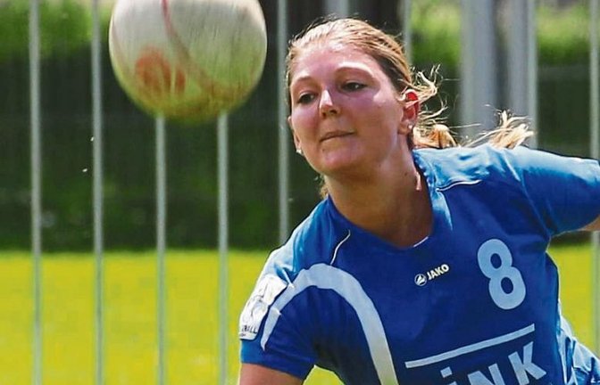 Stefanie Späth gehört zu den festen Größen bei den Vaihinger Faustballerinnen. Sie müssen kurz vor Saisonbeginn die Positionen auf dem Spielfeld neu vergeben. Foto: Küppers