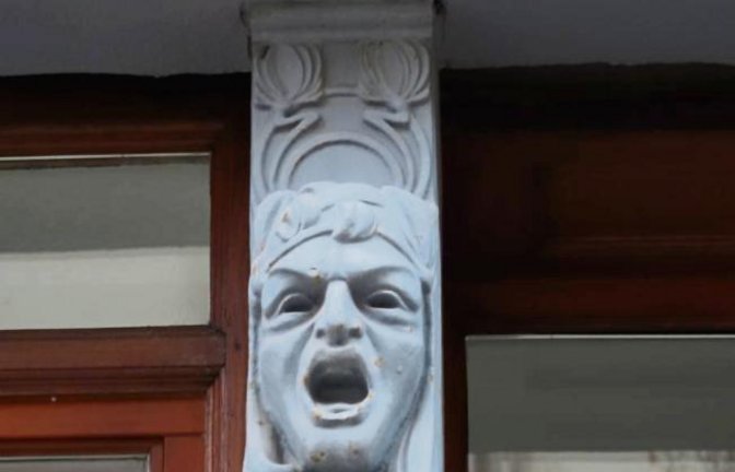 Huch! Schauerliche Begegnung am Vaihinger Marktplatz.  Foto: Rücker