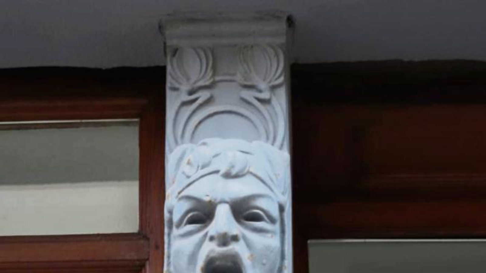 Huch! Schauerliche Begegnung am Vaihinger Marktplatz.  Foto: Rücker