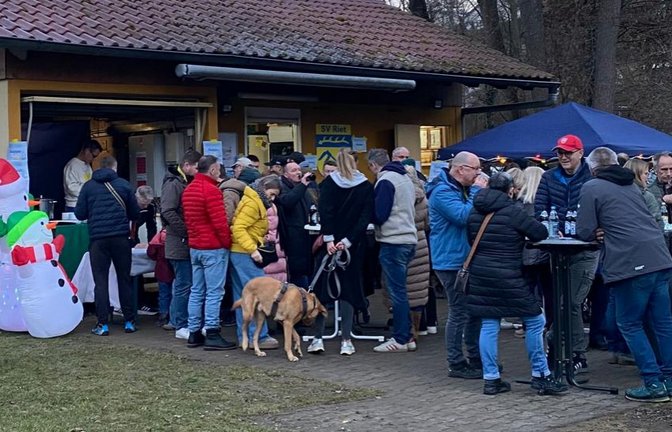 Gute Stimmung rund ums Hüttle: das Eisbärenfest des SV Riet. <span class='image-autor'>Foto: p</span>
