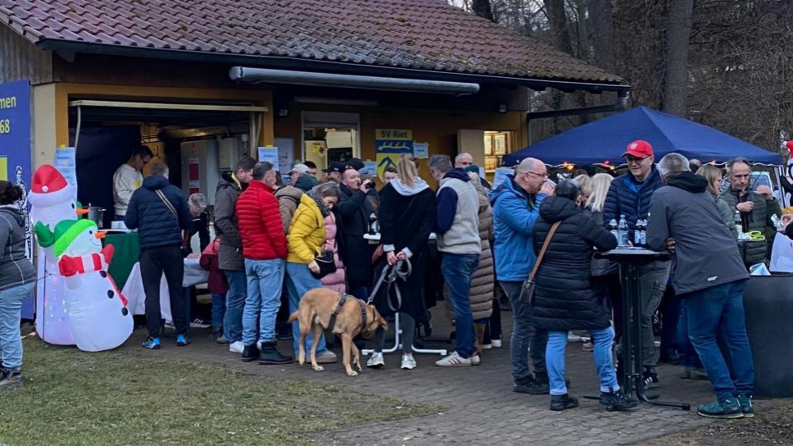 Gute Stimmung rund ums Hüttle: das Eisbärenfest des SV Riet. Foto: p