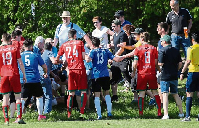 In dem Menschenknäuel ist nicht zu erkennen, wer was gemacht hat und vor allem nicht, wer angefangen hat – zu diesem Urteil ist das Sportgericht gekommen. Foto: Küppers