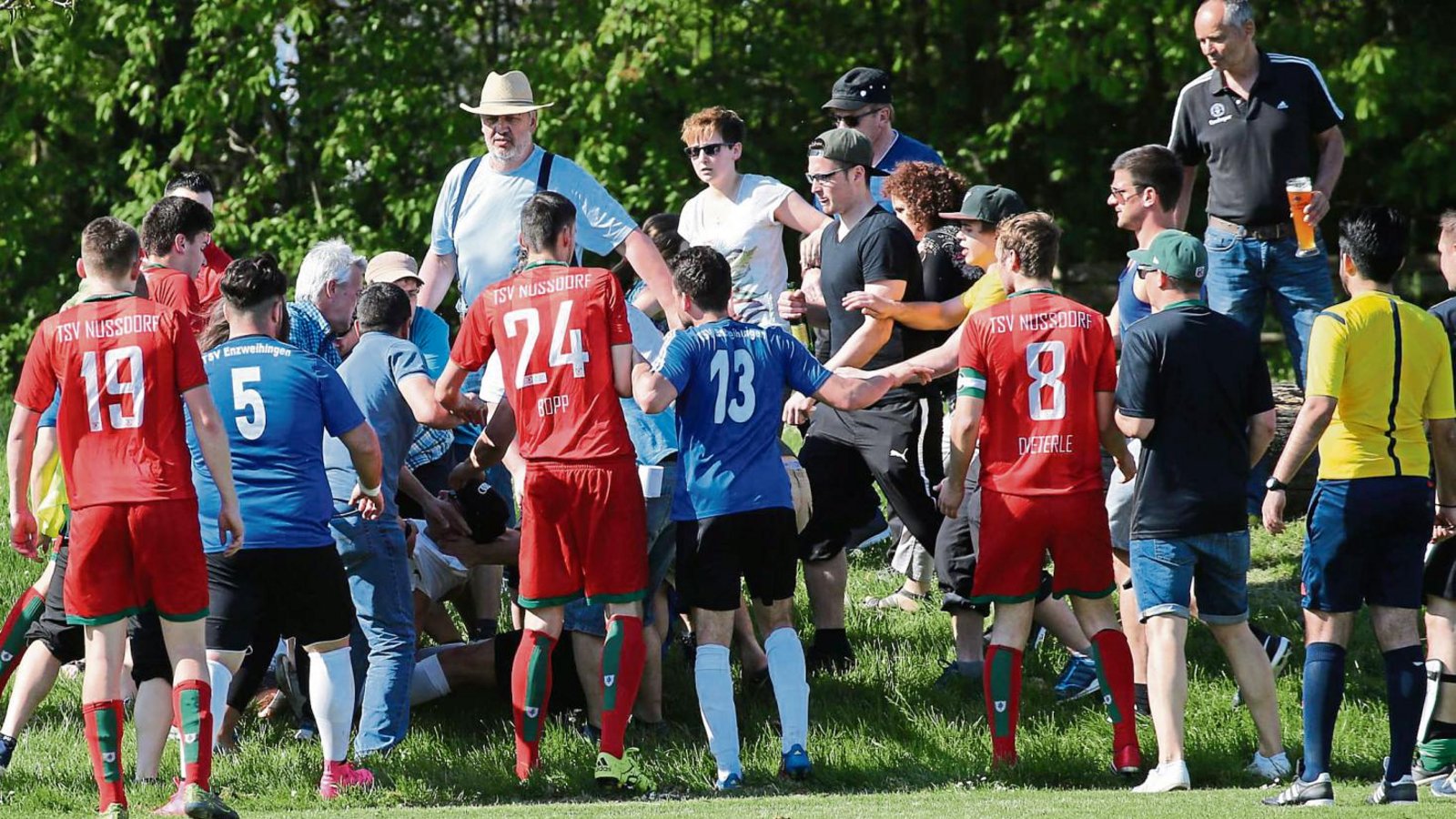 In dem Menschenknäuel ist nicht zu erkennen, wer was gemacht hat und vor allem nicht, wer angefangen hat – zu diesem Urteil ist das Sportgericht gekommen. Foto: Küppers In dem Menschenknäuel ist nicht zu erkennen, wer was gemacht hat und vor allem nicht, wer angefangen hat – zu diesem Urteil ist das Sportgericht gekommen. Foto: Küppers