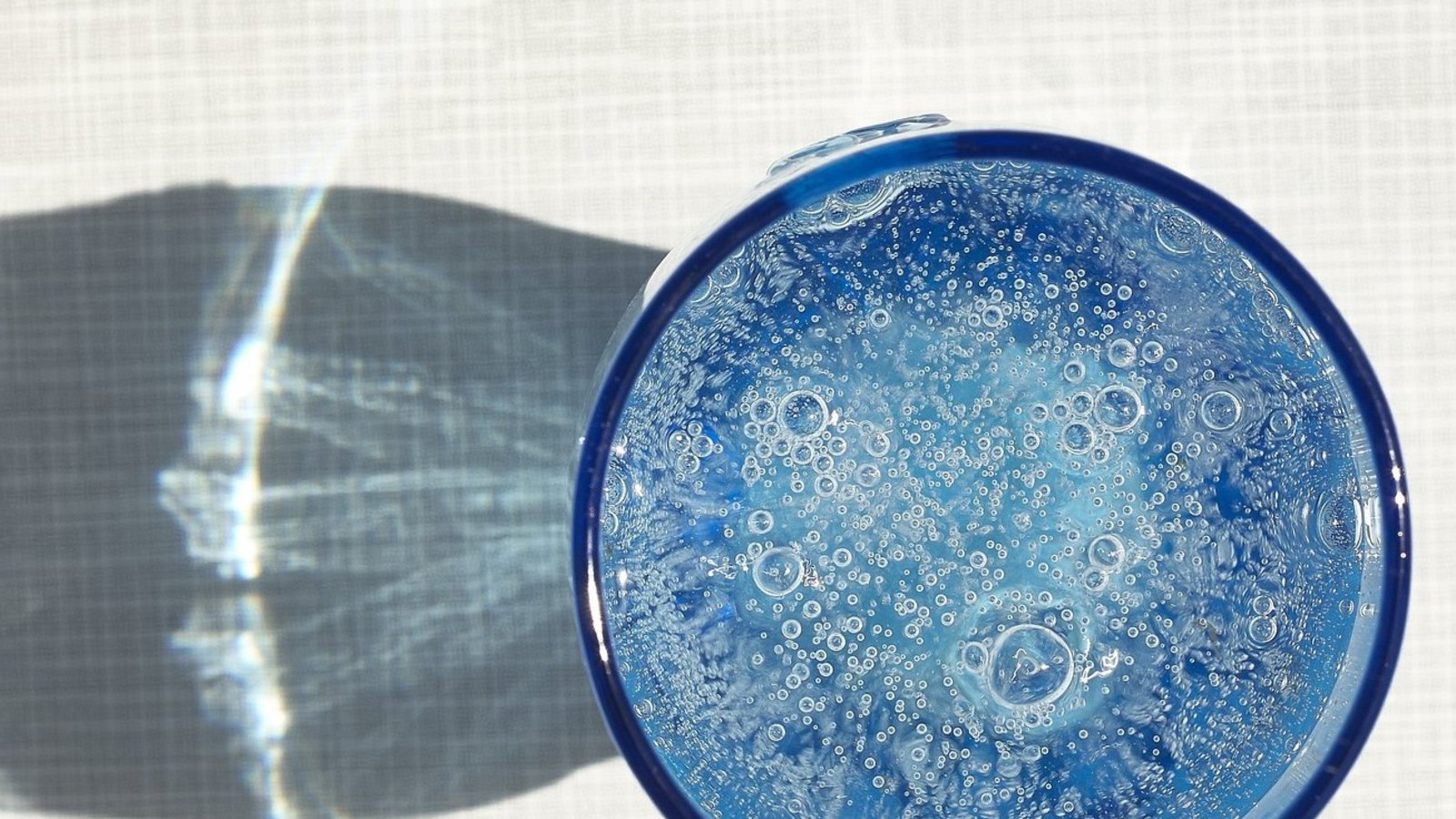Mineralwasser enthält oft Quellkohlensäure und nicht solche aus der Düngemittelherstellung. Den Mangel spüren Hersteller trotzdem.   Foto: Pixabay