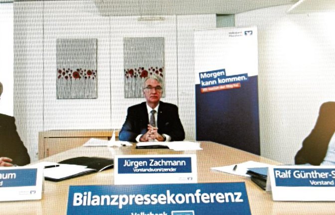 Auch im Corona-Krisenjahr hat die Volksbank Pforzheim bei ihrer geschäftlichen Entwicklung an Erfolge der Vorjahre anknüpfen können. Dies berichteten gestern auf der digitalen Pressekonferenz die Vorstände René Baum, Jürgen Zachmann und Ralf Günther-Schmidt. Screenshot: Kollros