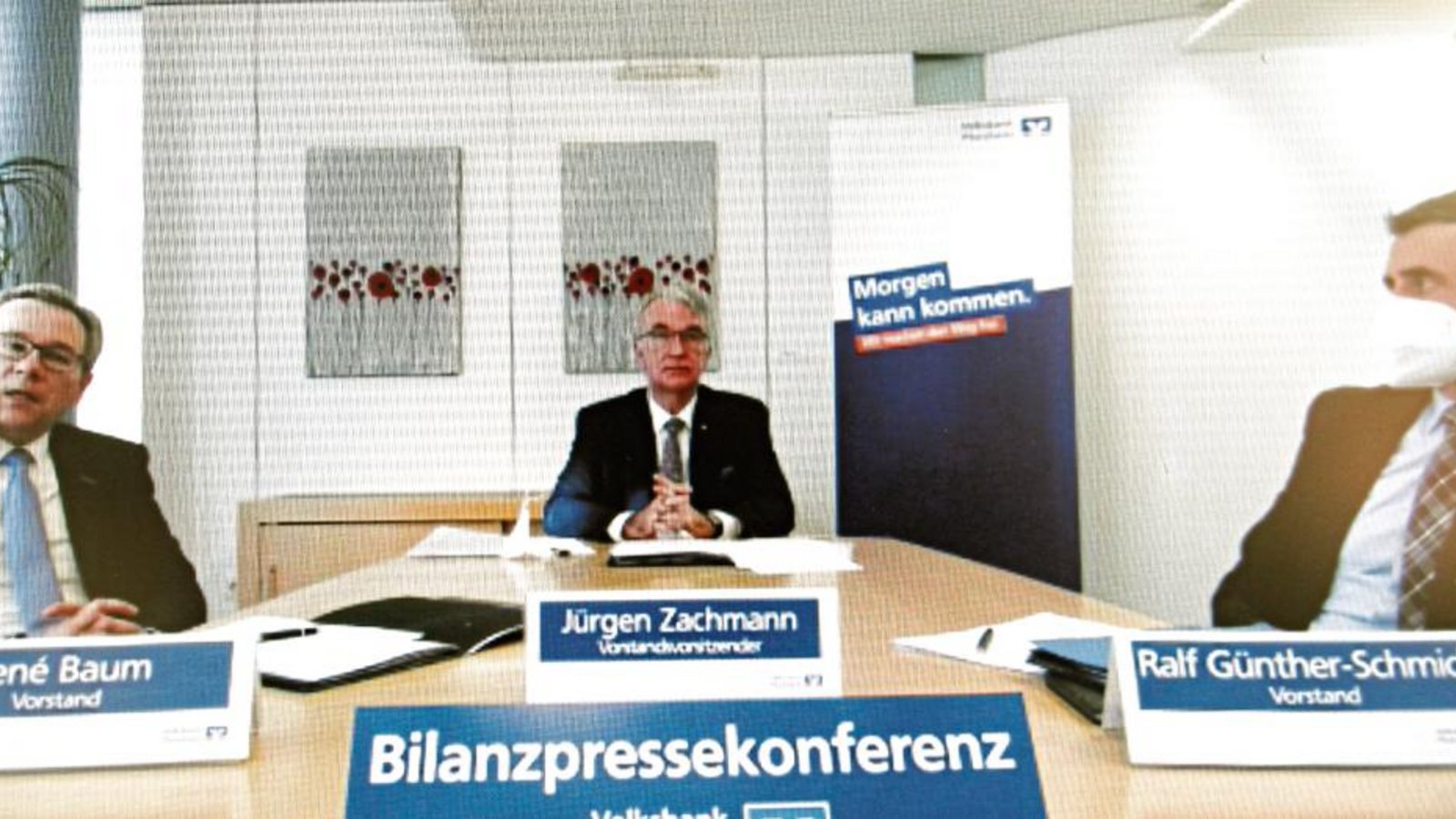 Auch im Corona-Krisenjahr hat die Volksbank Pforzheim bei ihrer geschäftlichen Entwicklung an Erfolge der Vorjahre anknüpfen können. Dies berichteten gestern auf der digitalen Pressekonferenz die Vorstände René Baum, Jürgen Zachmann und Ralf Günther-Schmidt. Screenshot: Kollros Auch im Corona-Krisenjahr hat die Volksbank Pforzheim bei ihrer geschäftlichen Entwicklung an Erfolge der Vorjahre anknüpfen können. Dies berichteten gestern auf der digitalen Pressekonferenz die Vorstände René Baum, Jürgen Zachmann und Ralf Günther-Schmidt. Screenshot: Kollros