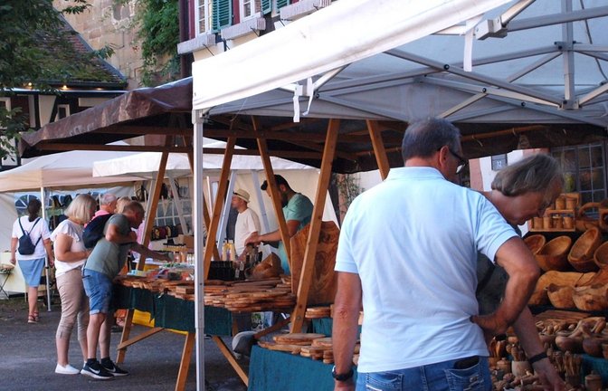 Kunsthandwerk aus wertvollen Materialien erfreut die Besucher.