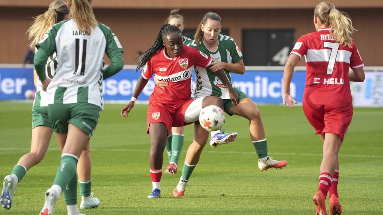 Mira Arouna (3. v. re.) erzielte das 1:1 für die Frauen des VfB Stuttgart im Spiel bei Werder Bremen.IMAGO/Claus Bergmann