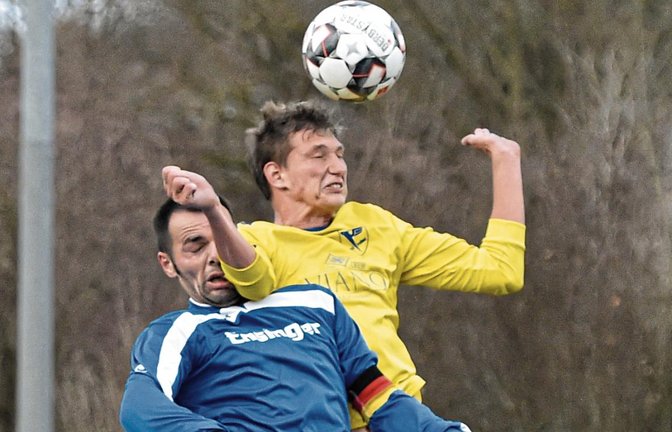 Pajtim Ajeti (8 vorne) bekommt bei diesem Kopfballduell von Oliver Lochmüller (11 hinten) den Ellenbogen ins Gesicht.  Foto: Leitner
