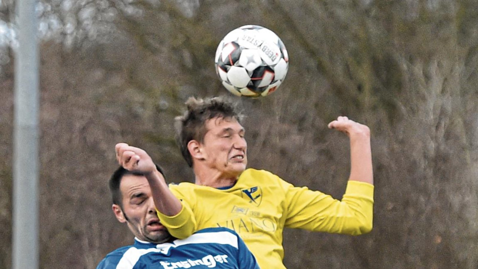 Pajtim Ajeti (8 vorne) bekommt bei diesem Kopfballduell von Oliver Lochmüller (11 hinten) den Ellenbogen ins Gesicht. Foto: Leitner Pajtim Ajeti (8 vorne) bekommt bei diesem Kopfballduell von Oliver Lochmüller (11 hinten) den Ellenbogen ins Gesicht. Foto: Leitner