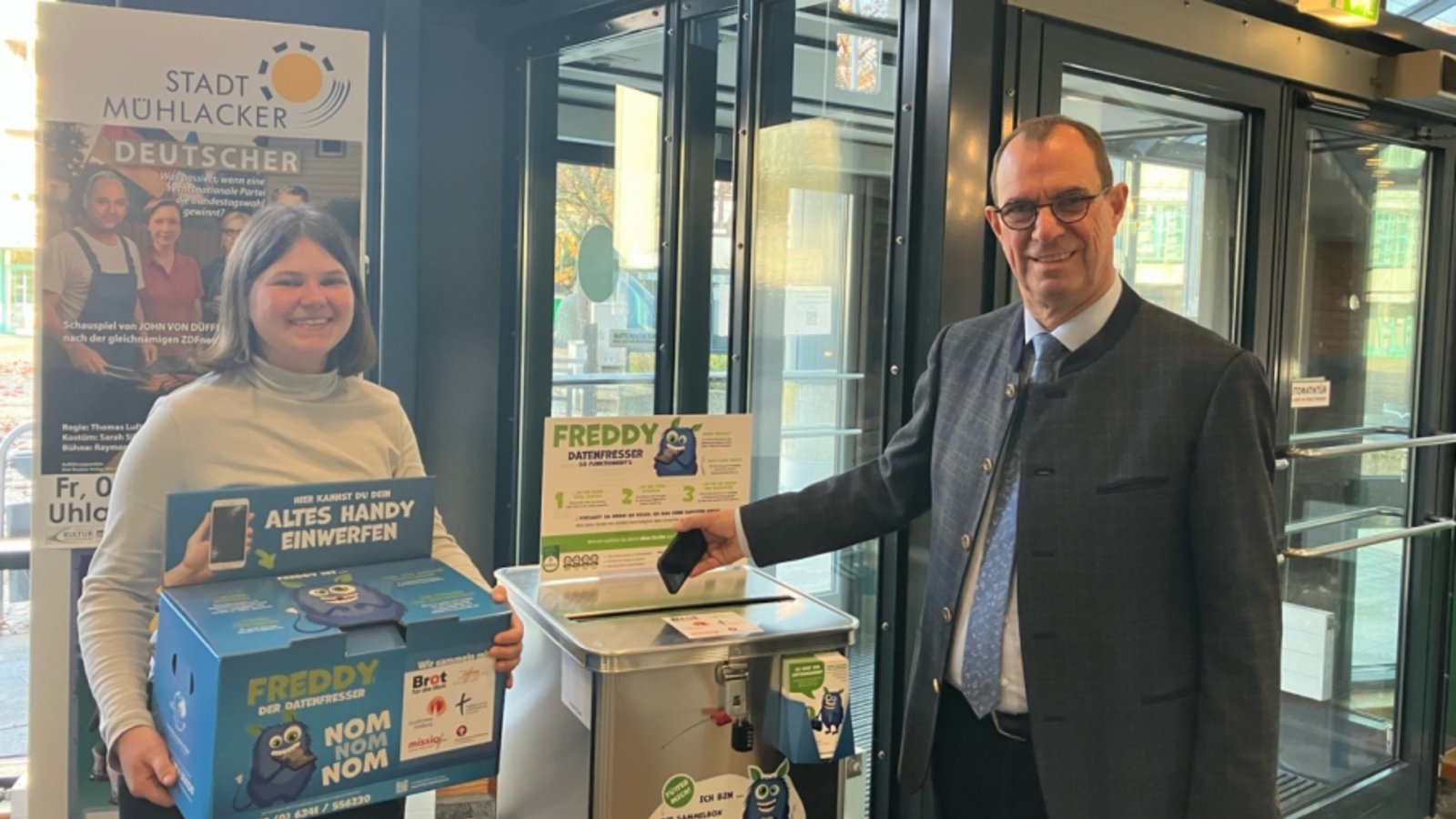 Die Stadt Mühlacker beteiligt sich an der Handysammelaktion.  Klimaschutzmanagerin Johanna Wösle und Oberbürgermeister Frank Schneider. Foto: Stadt Mühlacker