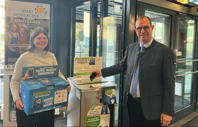 Die Stadt Mühlacker beteiligt sich an der Handysammelaktion.  Klimaschutzmanagerin Johanna Wösle und Oberbürgermeister Frank Schneider. Foto: Stadt Mühlacker