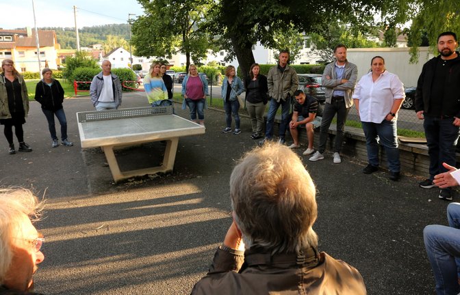 Redebedarf auf dem Schützinger Schulhof mit Bürgermeister Armin Pioch (rechts) und Elternvertreterin Katrin Hey (Dritte von rechts).   <span class='image-autor'>Foto: Küppers</span>