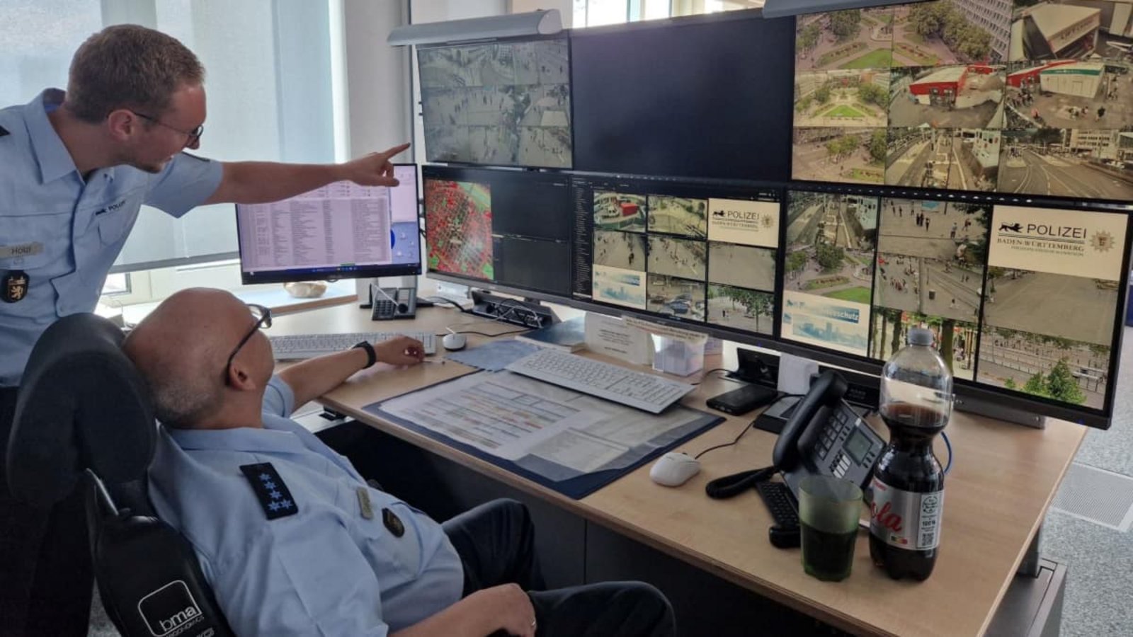Polizei-Projektleiter Videoschutz Philipp Hölzl (l.) und Stephan Geiger an einem der Videoüberwachungs-Arbeitsplätze im Mannheimer Polizeipräsidium.Ulrike Bäuerlein