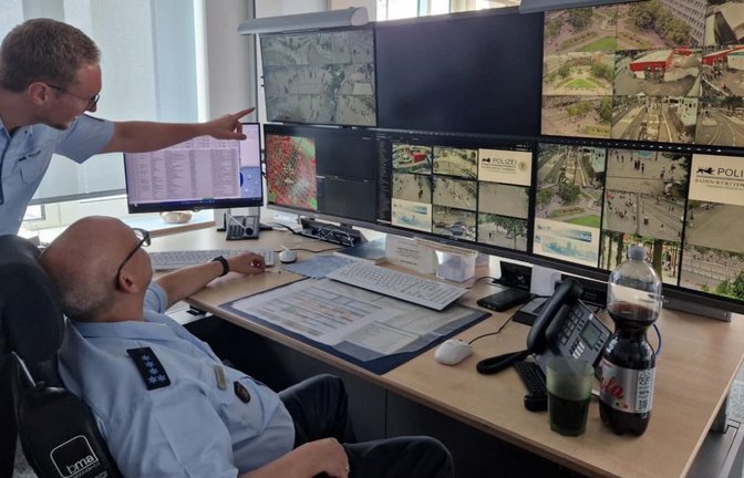 Polizei-Projektleiter Videoschutz Philipp Hölzl (l.) und Stephan Geiger an einem der Videoüberwachungs-Arbeitsplätze im Mannheimer Polizeipräsidium.<span class='image-autor'>Ulrike Bäuerlein</span>