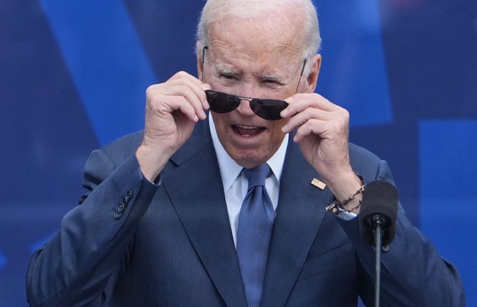 Der ehemalige US-Präsident Joe Biden blickt während der Einweihungsfeier für das Obama Presidential Center in die Menge. (zu dpa: «Sohn berichtet: Krebs bei Joe Biden hat sich ausgebreitet»)<span class='image-autor'>Jeff Roberson/AP/dpa</span>