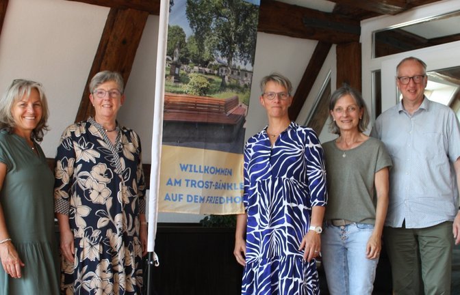 Das Team hinter dem Trost-Bänkle (von links): Uschi Binninger-Huber, Hanne Schuler, Felicitas Benz, Iris van Bergen und Wolfgang Müller.  <span class='image-autor'>Foto: Mross</span>