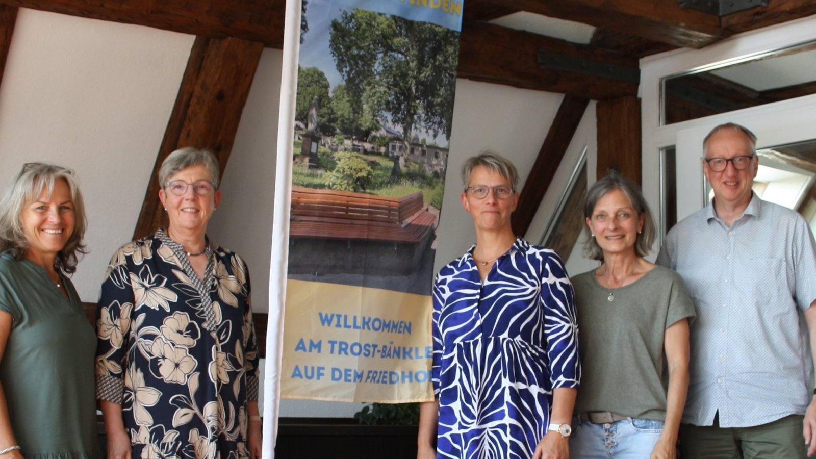 Das Team hinter dem Trost-Bänkle (von links): Uschi Binninger-Huber, Hanne Schuler, Felicitas Benz, Iris van Bergen und Wolfgang Müller.  Foto: Mross