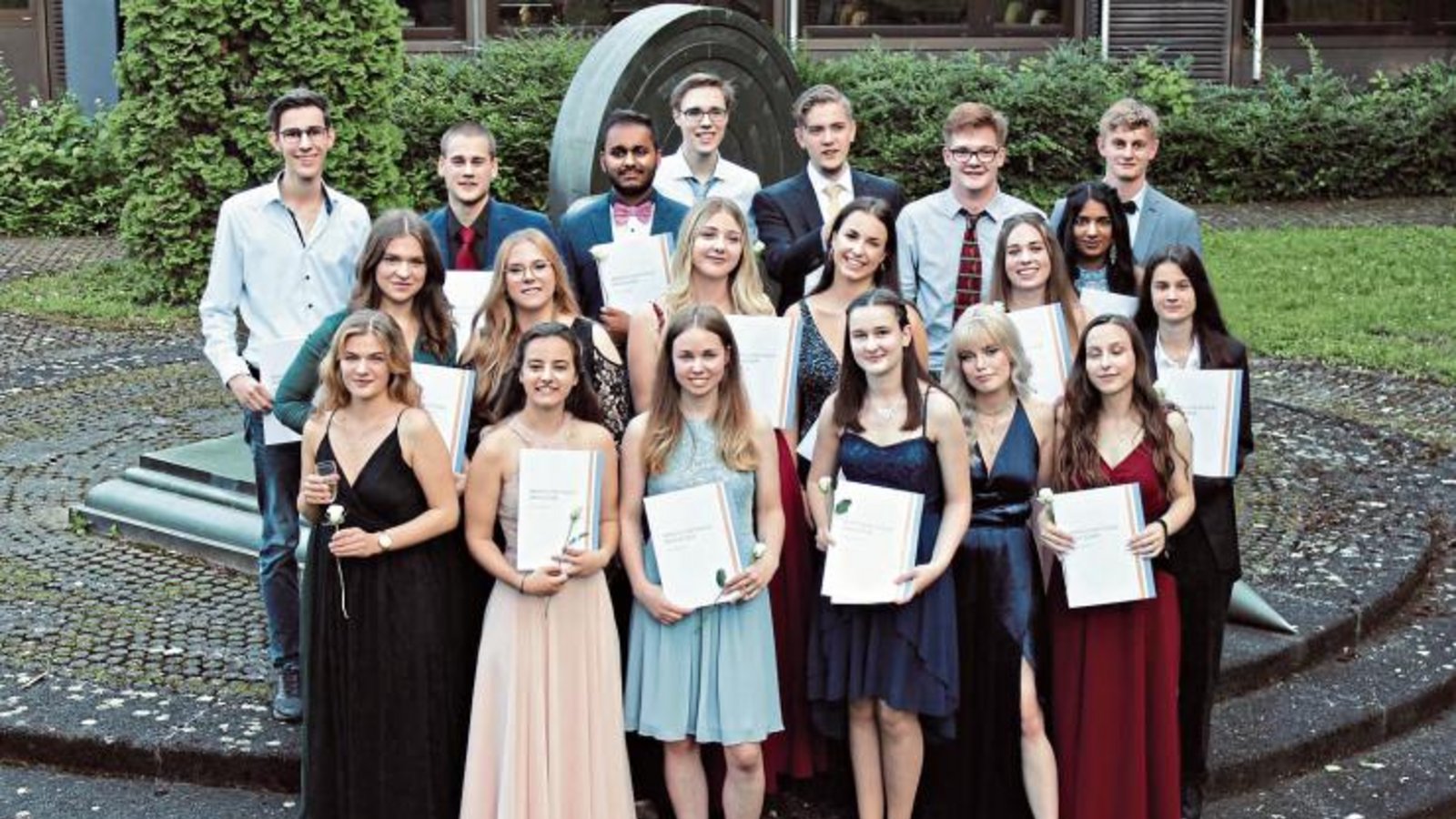 Die Abiturientinnen und Abiturienten des Wirschaftsgymnasiums. Die Abiturientinnen und Abiturienten des Wirschaftsgymnasiums.