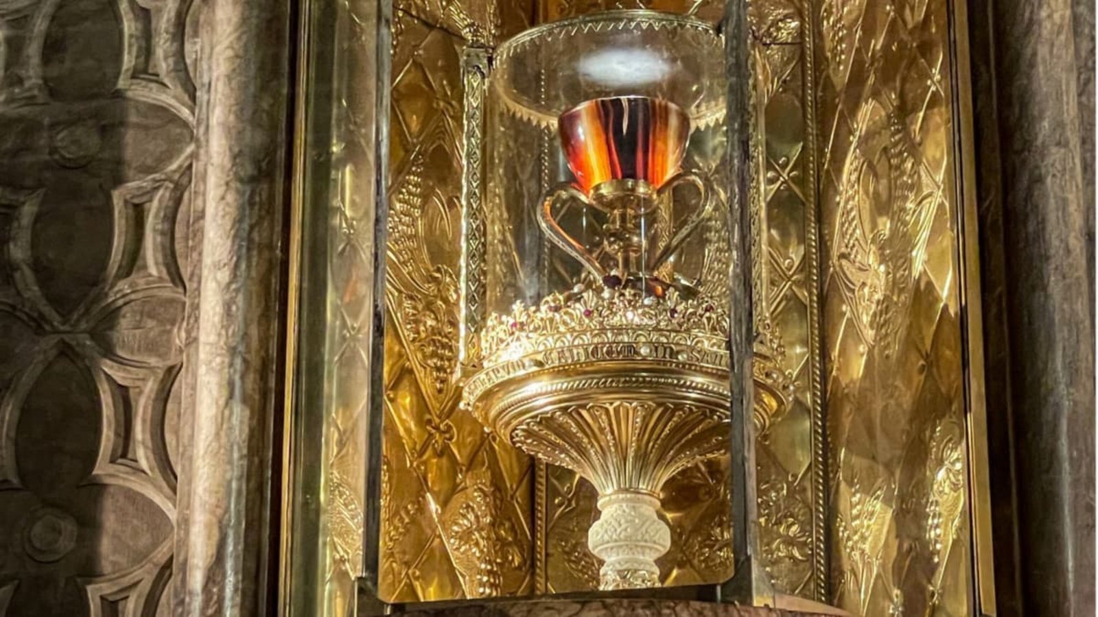 Hinter Panzerglas gesichert: der Kelch, mit dem Jesus angeblich das letzte Abendmahl gefeiert haben soll. Er befindet sich in einer Kapelle in der Kathedrale der spanischen Metropole Valencia.Manuel Meyer/dpa Hinter Panzerglas gesichert: der Kelch, mit dem Jesus angeblich das letzte Abendmahl gefeiert haben soll. Er befindet sich in einer Kapelle in der Kathedrale der spanischen Metropole Valencia.Manuel Meyer/dpa
