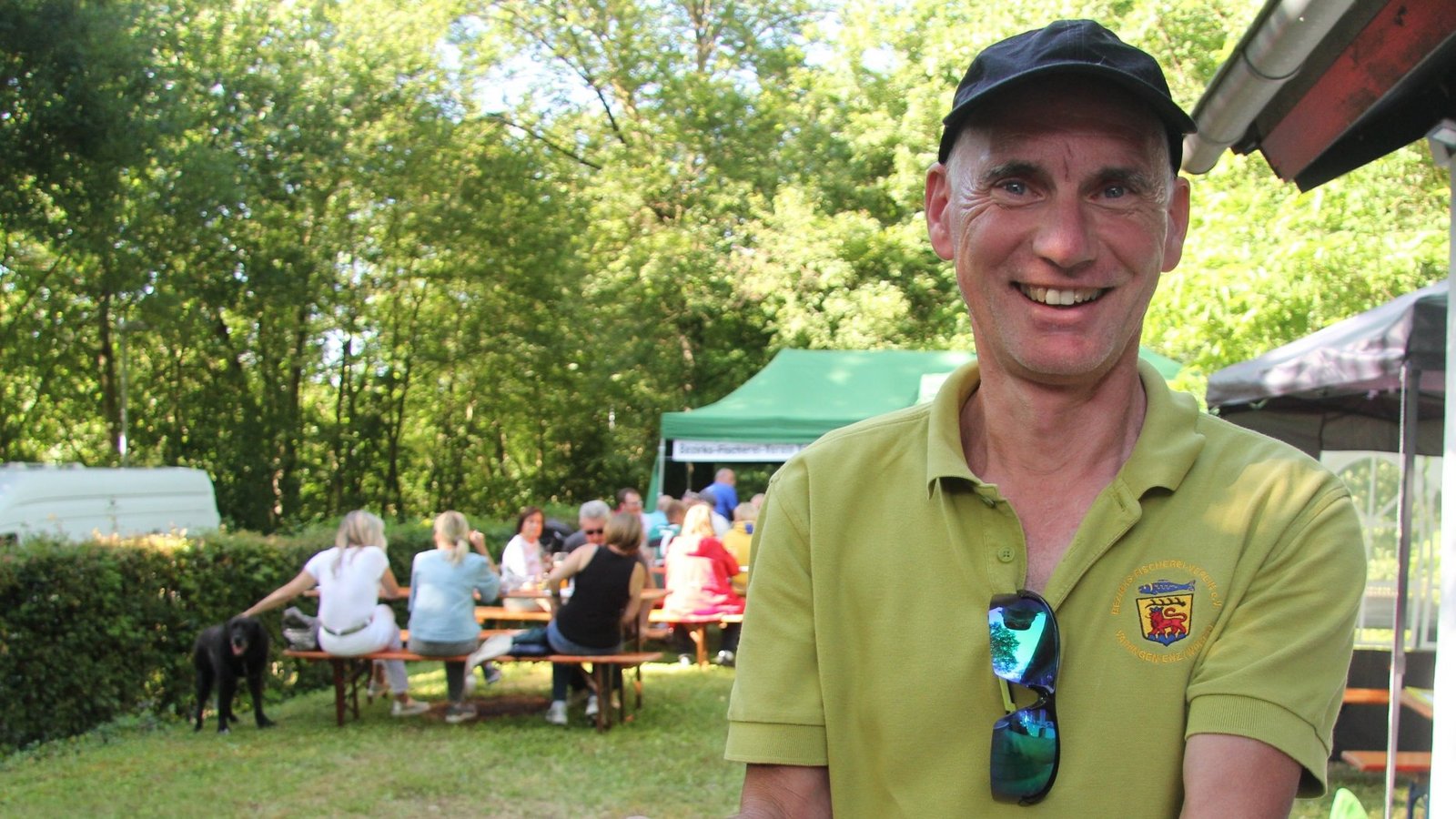 Vereinsmitglied Michael Winter freut sich über den Backfisch mit Kartoffelsalat – eines der gefragtesten Gerichte beim Fischerfest am Samstag. Foto: Banholzer Vereinsmitglied Michael Winter freut sich über den Backfisch mit Kartoffelsalat – eines der gefragtesten Gerichte beim Fischerfest am Samstag. Foto: Banholzer