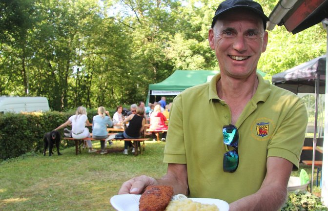 Vereinsmitglied Michael Winter freut sich über den Backfisch mit Kartoffelsalat – eines der gefragtesten Gerichte beim Fischerfest am Samstag.  <span class='image-autor'>Foto: Banholzer</span>