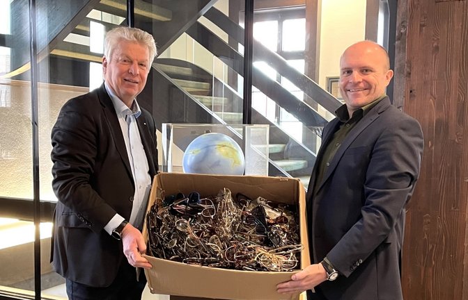 Markus Stammberger (rechts), der Initiator der Charity-Aktion, und Schirmherr Jürgen Kessing freuen sich über das Ergebnis.  <span class='image-autor'>Foto: p</span>